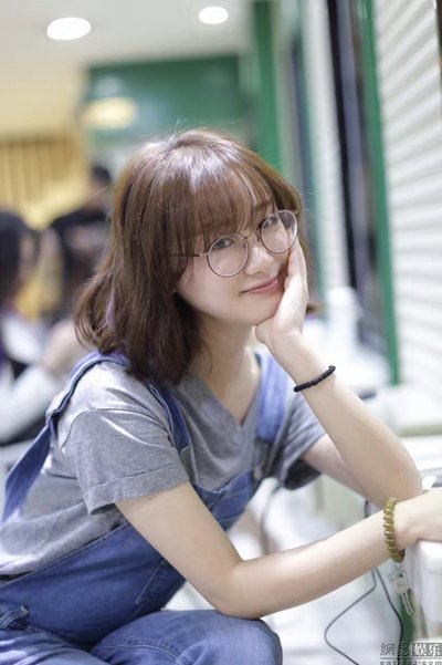 窗边的白玫瑰
